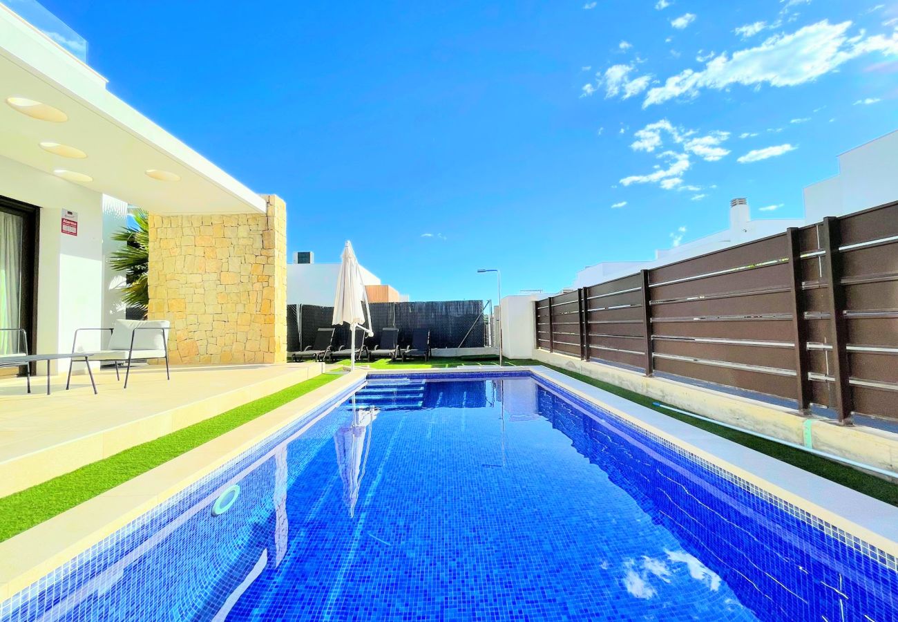 Villa in Orihuela Costa - RESERVED! Villa for Sale in Vistabella Golf
