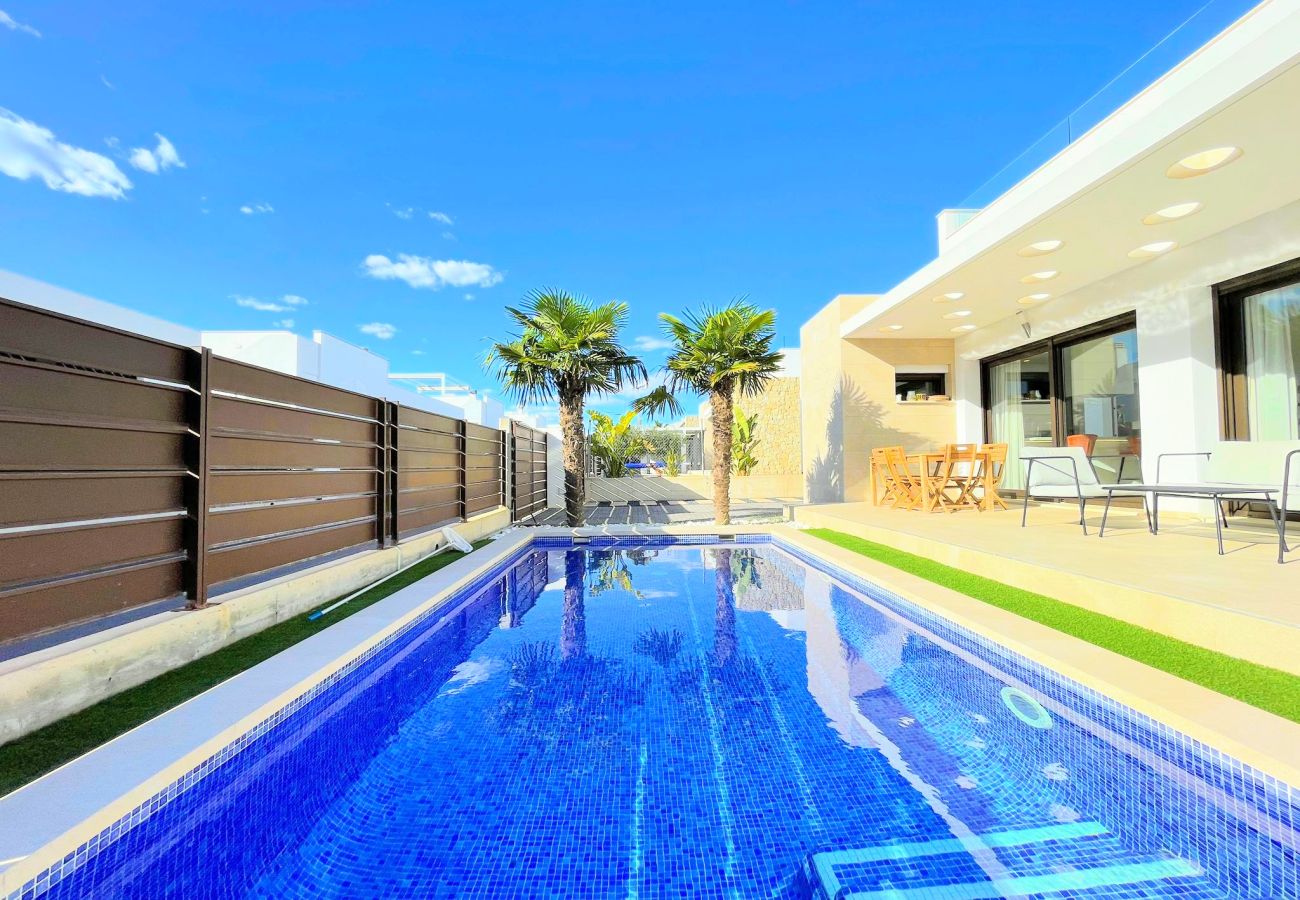 Villa/Dettached house in Orihuela Costa - RESERVED! Villa for Sale in Vistabella Golf